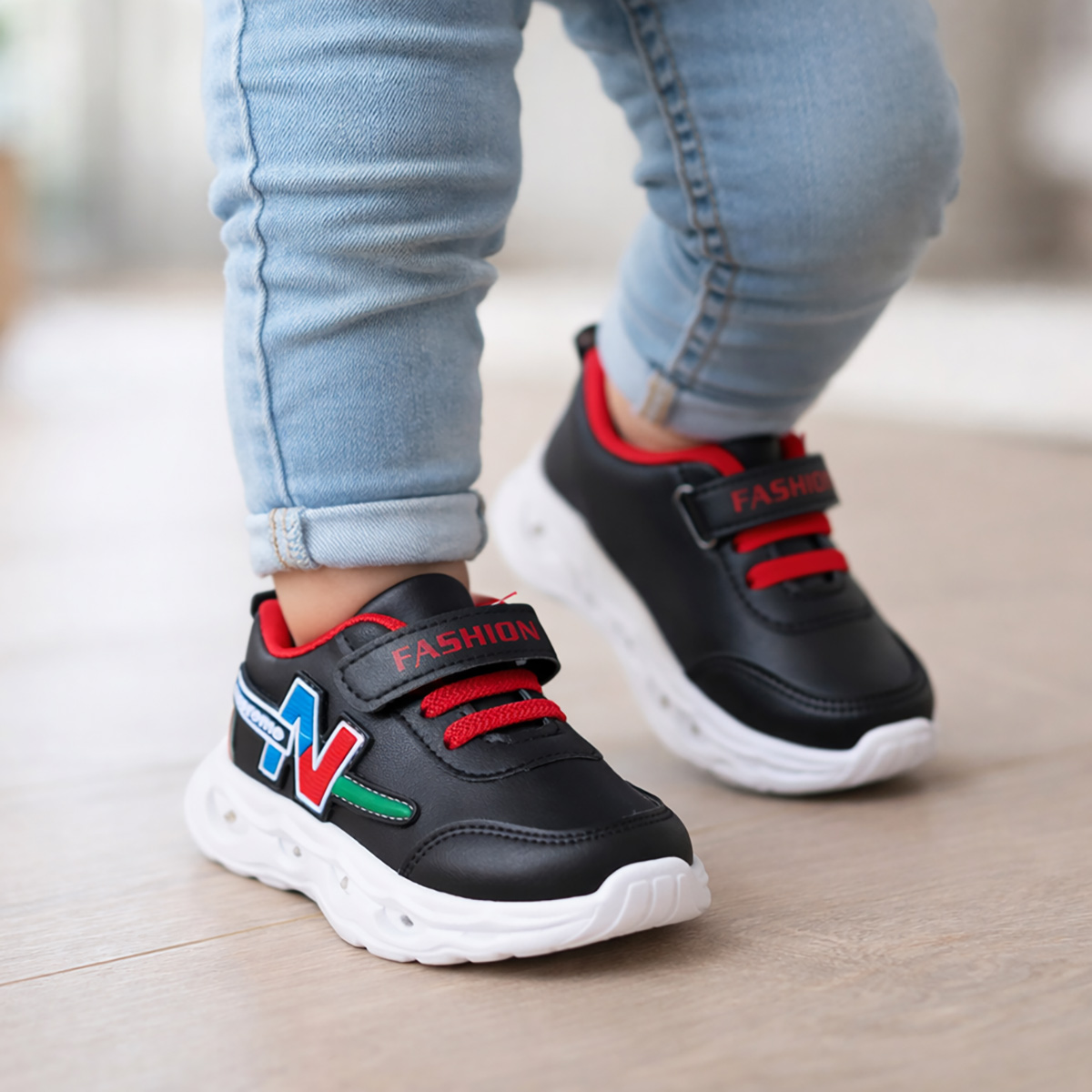 أحذية رياضية للأطفال مزودة بإضاءة LED | أولاد | أحذية الأولاد | Boys Sports Shoes أحذية رياضية للأطفال مزودة بإضاءة LED | أولاد | أحذية الأولاد | Boys Sports Shoes
