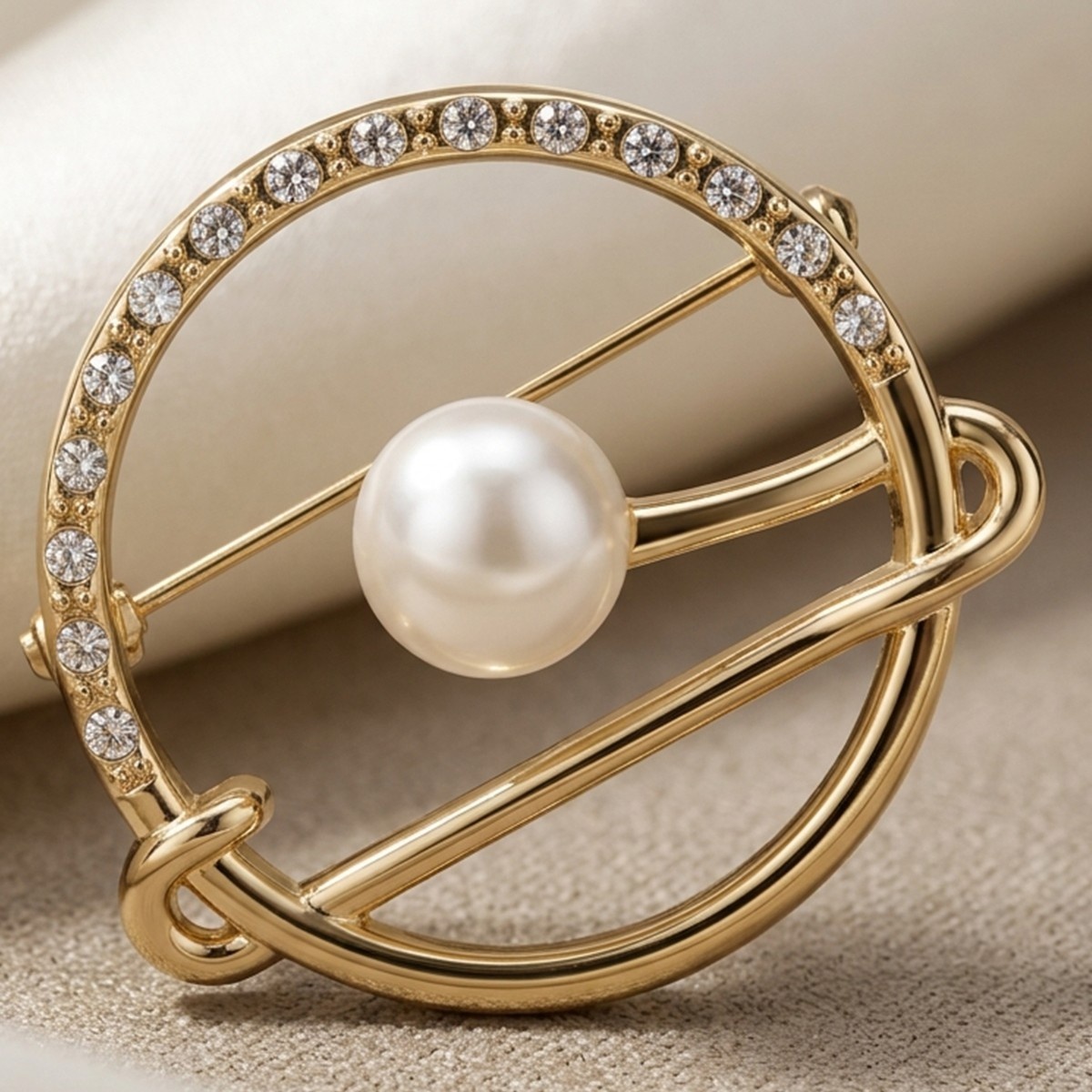 Golden Circle Brooch with Pearl and Rhinestones