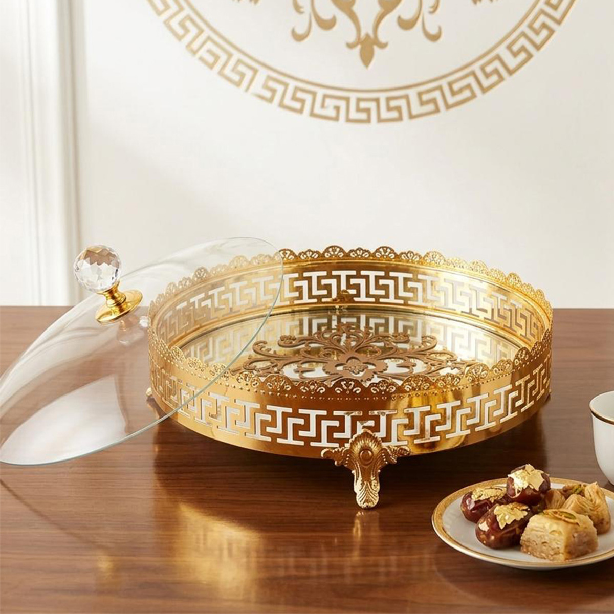 وعاء حلوى مع حامل ذهبي